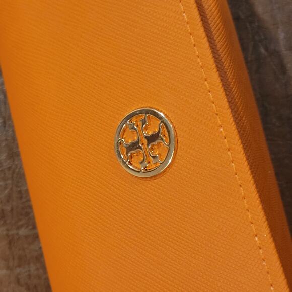 Tory Burch large sunglasses case with golden tone logo. - Picture 7 of 8